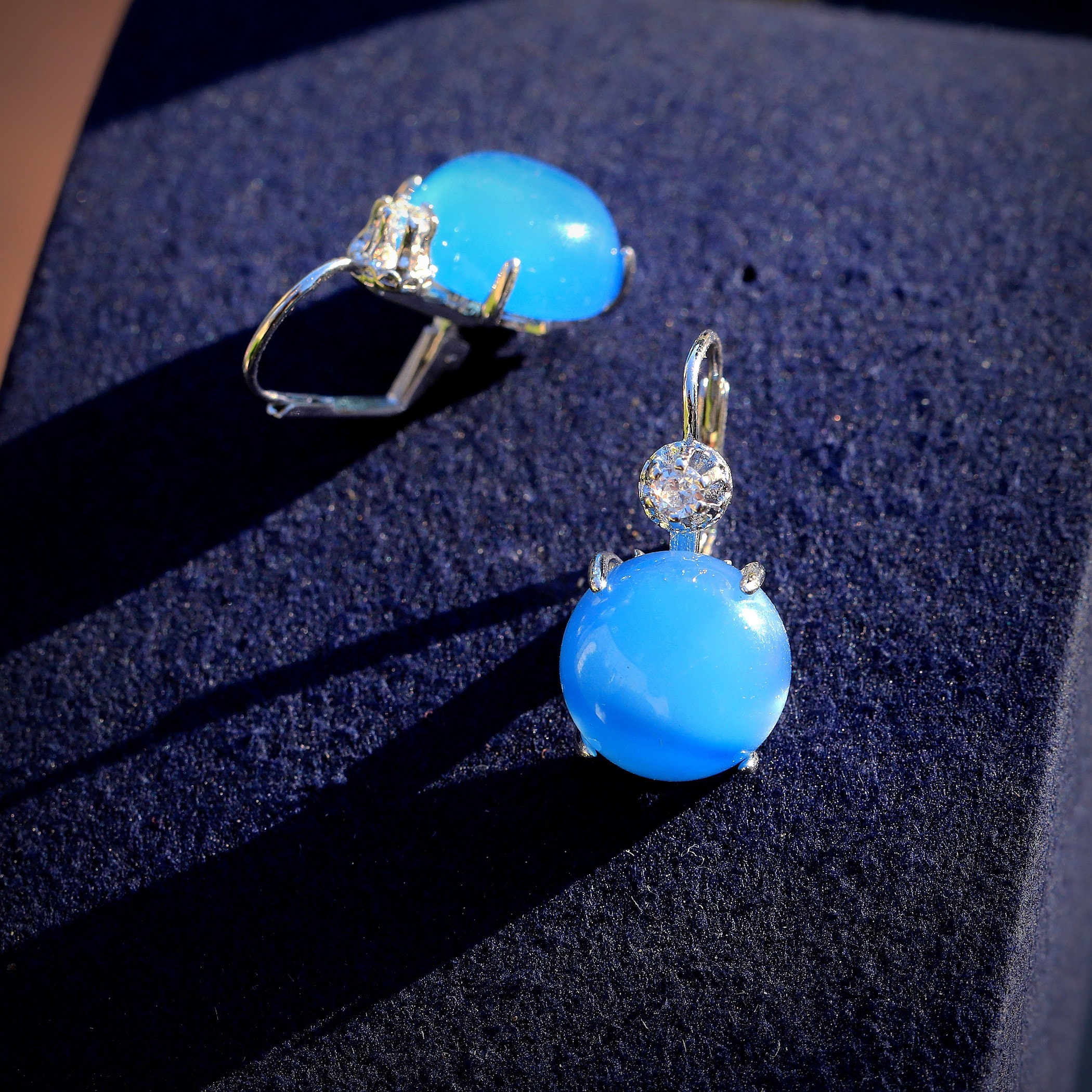 Boucles D'Oreilles Dormeuses Dorées Serti CZ Bleu Et Agate Vert Clair - Gros Modèle - Neuf Sans Emballage
