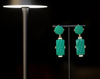 Boucles D'oreilles Clips Art Déco Jade Sculpté Vert Pâle - Doré, Fait Main, Neuves Sans Emballage
