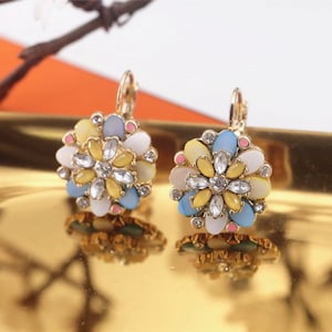 Boucles d'oreilles Art Déco Dormeuse Lever-Back Wisiorek Kwiatowy Doré Rond Nacre Coloré Arc-en-Ciel Bleu Jaune Styl Vintage 1930 Mariage