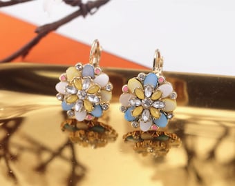 Boucles d'oreilles Art Déco Dormeuse Lever-Back Pendante Floral Doré Rond Nacre Coloré Arc-en-Ciel Bleu Jaune Vintage Style 1930s Mariage