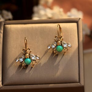 Boucles D'Oreilles Clous Abeille Avec Perle De Jade Vert - Doré, Fait Main, Nouveau Sans Emballage