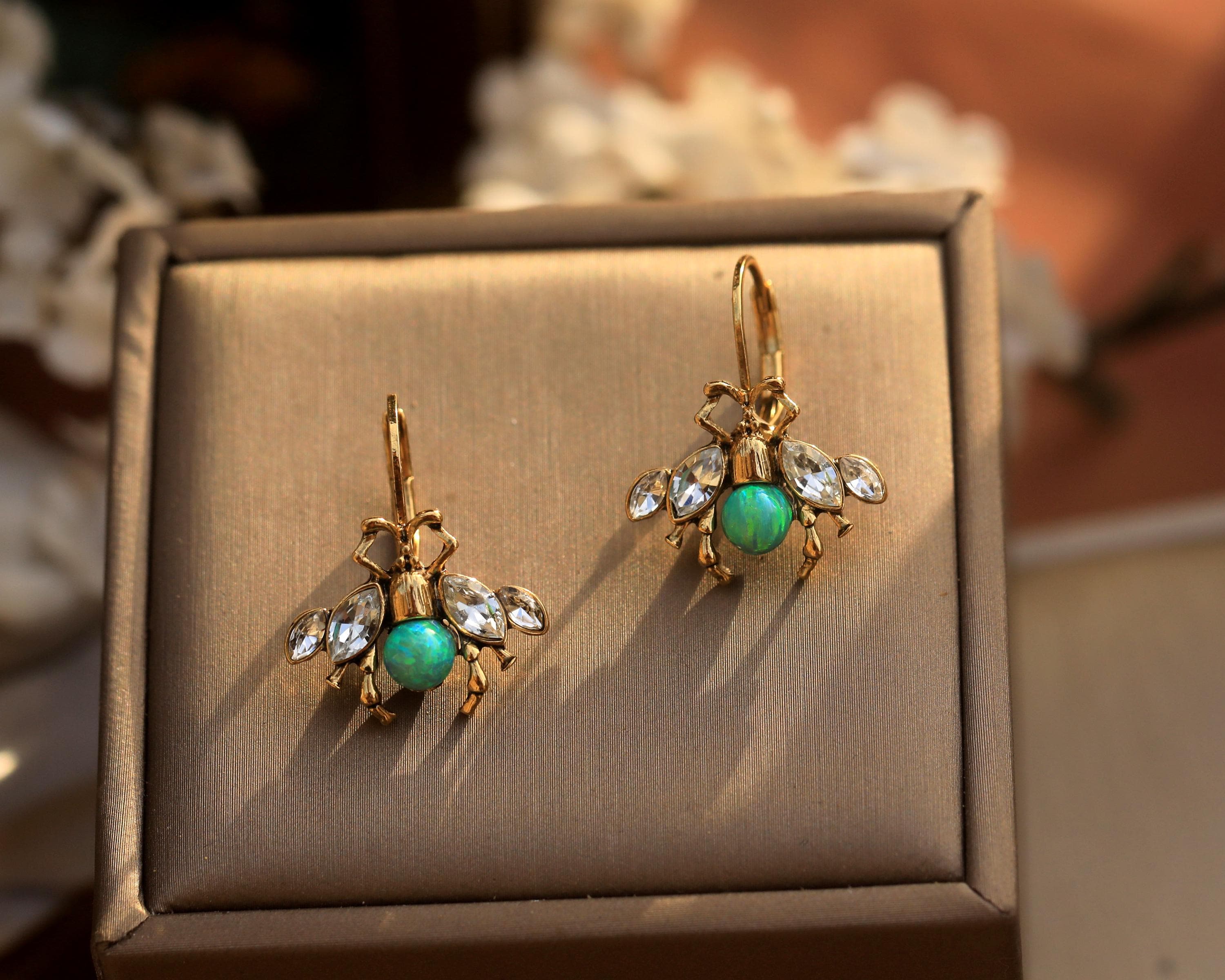 Boucles D'oreilles Dormeuses Abeille - Doré, Perle Opale Verte Synthétique - Neuf Sans Emballage, Création Unique