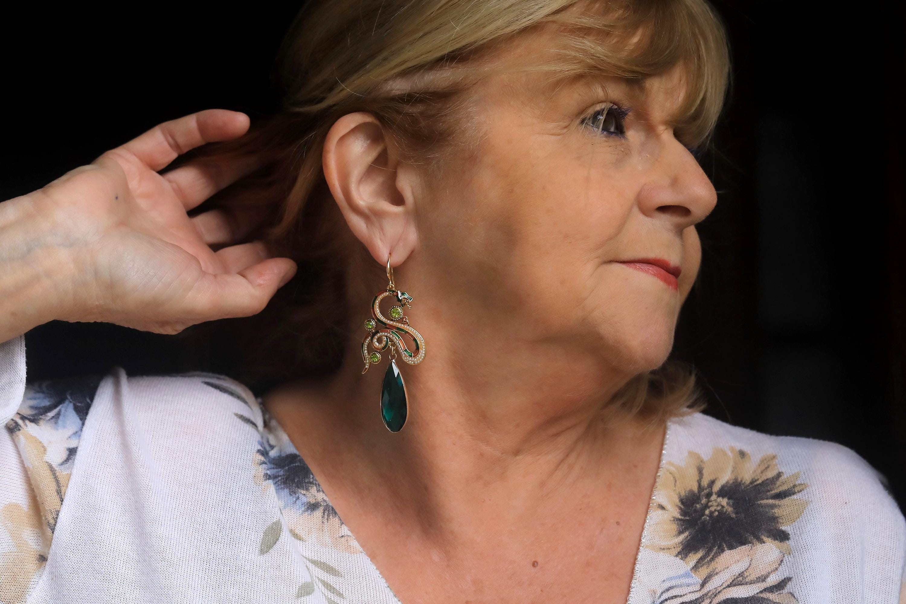 Boucles D'oreilles Pendantes Serpent Doré Avec Goutte En Verre Vert - Modèle QD33 - Neuf