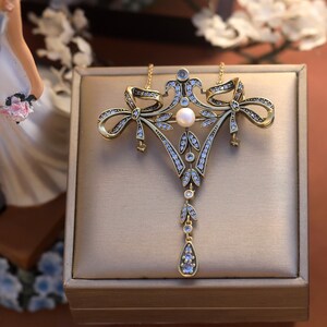 Superbe Broche & Collier Doré Gros Pendentif Dentelle Belle Époque Serti CZ Blanc Vraie Perle Blanche Edwardien Vintage Style 1890-tal Mariage bild 4