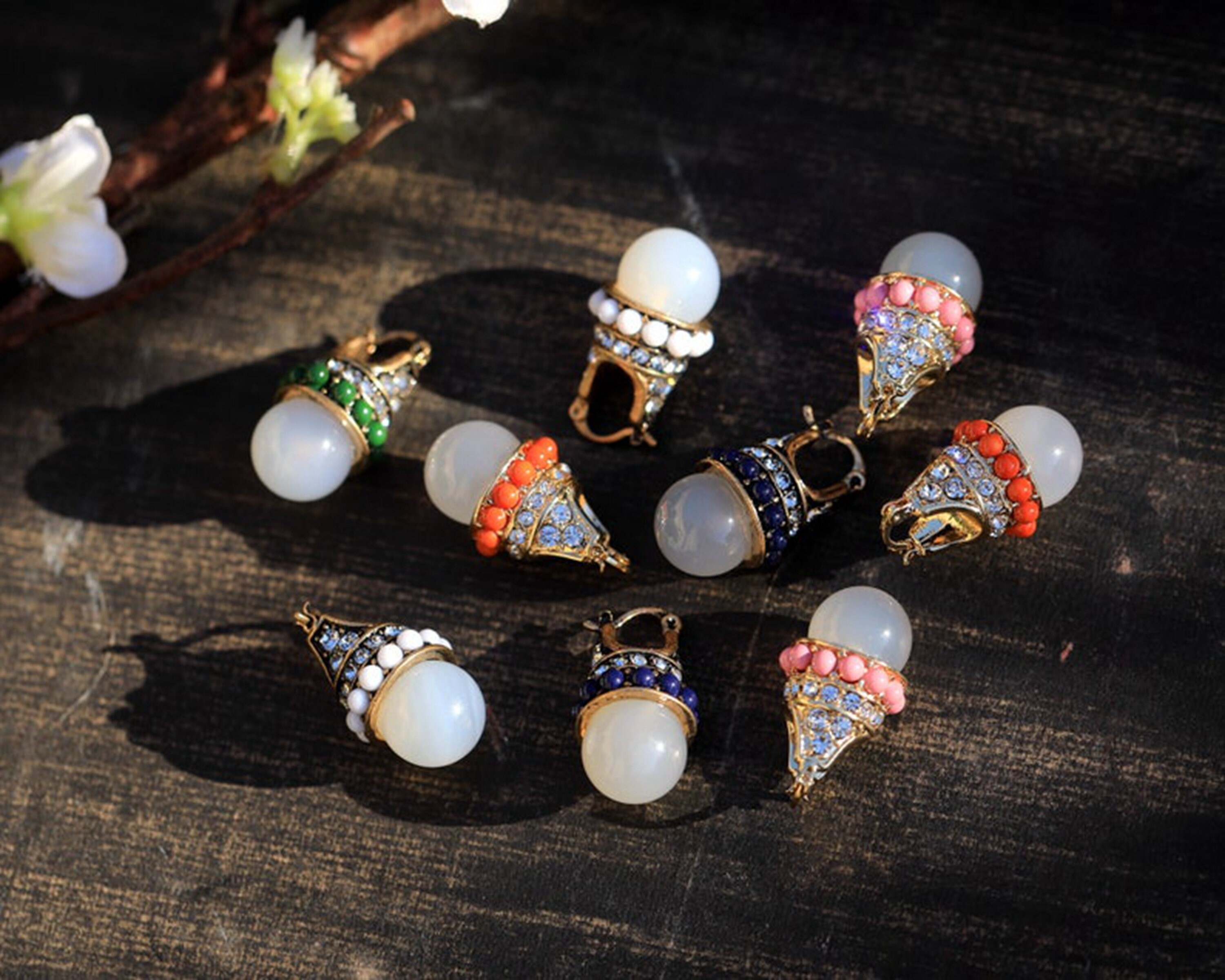 Boucles D'oreilles Dormeuses Art Déco - Doré Avec Demi-perle Et Agate Blanche - NEUVES