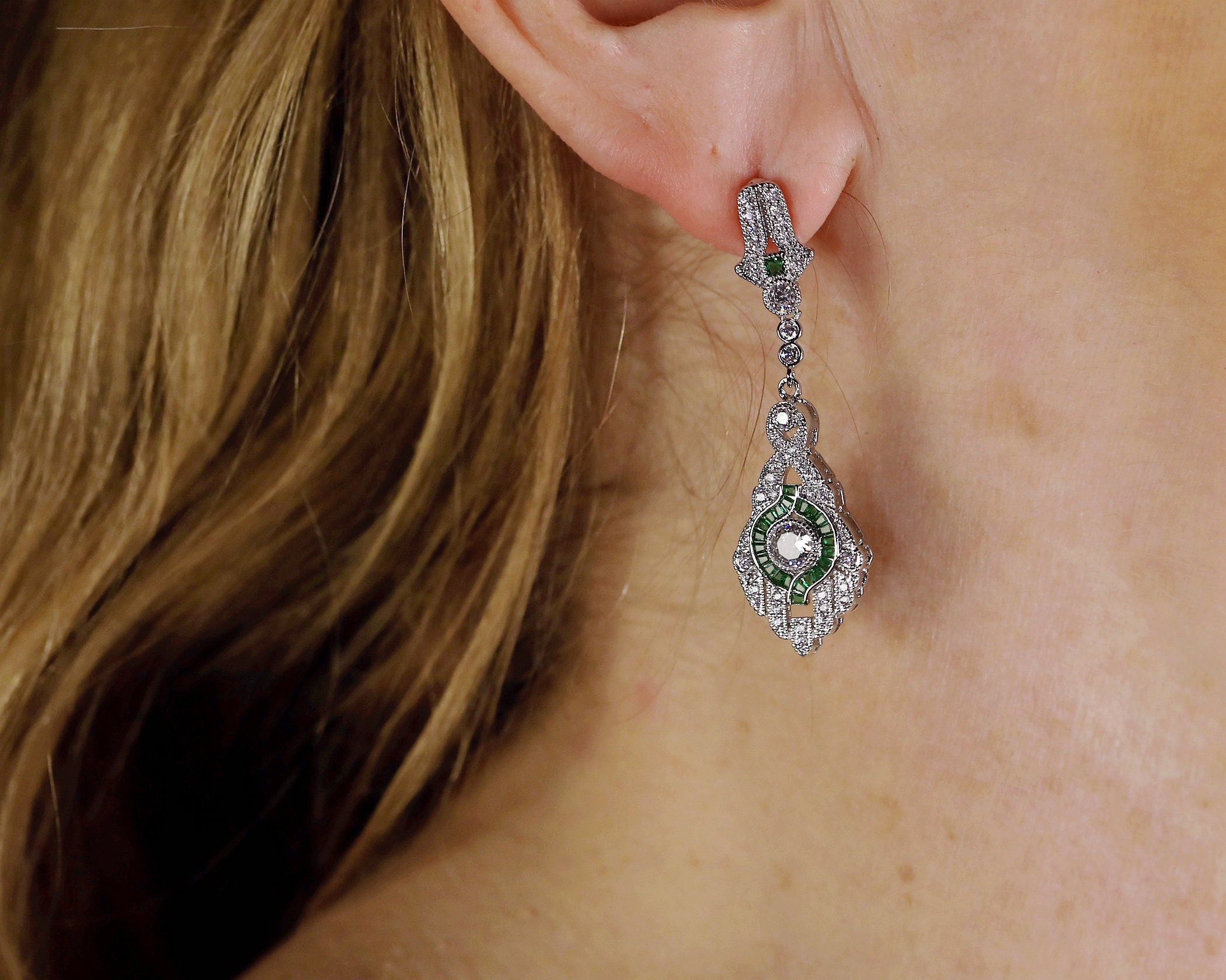 Boucles D'oreilles Clous Argentés Style Art Déco - Motif éventail, Serties De CZ Vert, Années 1920
