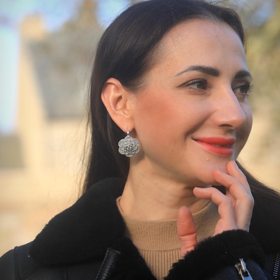 Boucles D'oreilles Dormeuses Doré Avec Fleur Et CZ Blanc - Sans Marque, Neuves Sans Emballage