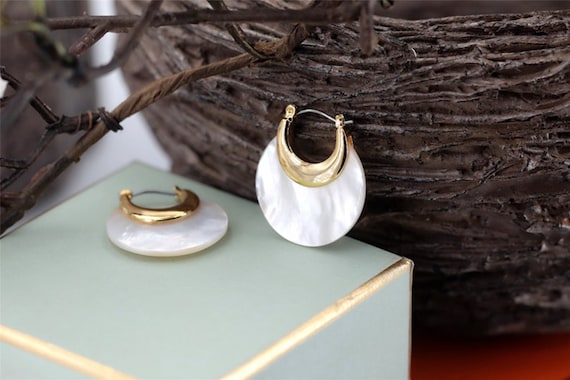 Boucles d'oreilles Art Déco Créole Lever Back Doré Argenté Petit Anneau Nacre Véritable Blanche Mariage Plaqué Or 14K Blanc Vintage Style