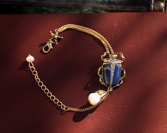 Bracelet Art Déco Doré Gothique Insecte Scarabée Coléoptère Bleu Etoile Perle de culture Blanche Baroque Tête de Mort Vintage Style Mariage