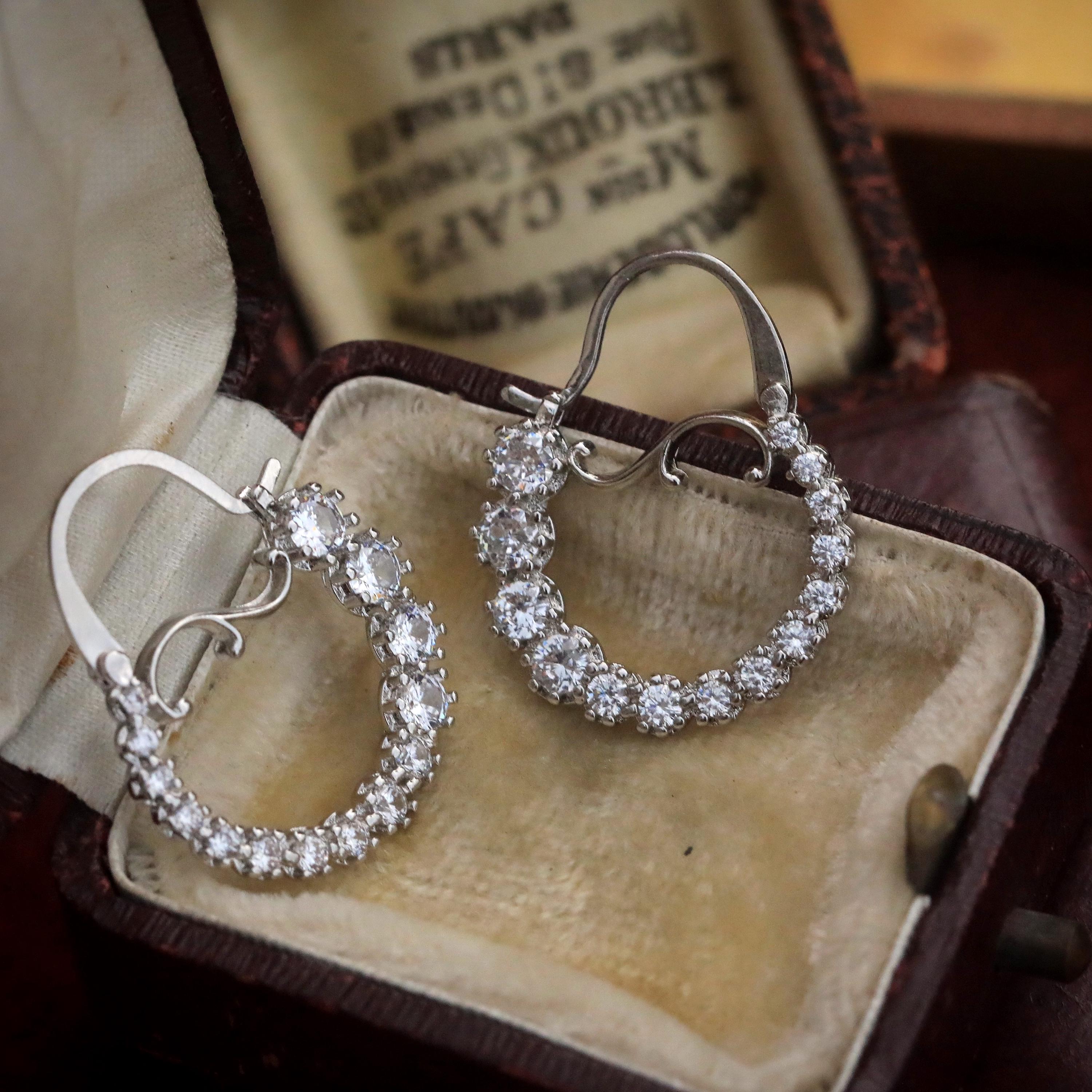 Boucles D'oreilles Dorées Vieillies - Style Art Nouveau Avec CZ Vert - Neuf