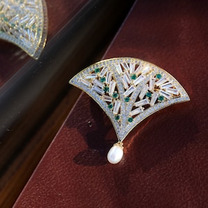 Superbe Broche & Pendentif Art Déco Doré Eventail Serti CZ Vert Emeraude Baguette Blanche Elegant Années 1920s Vintage Style Mariage