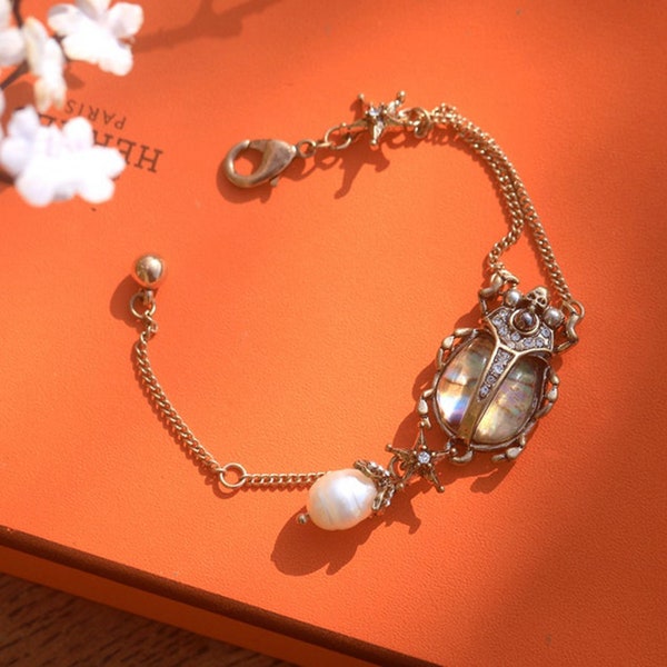 Bracelet Art Déco Doré Gothique Insecte Scarabée Coléoptère Etoile Perle de culture Blanche Baroque Tête de Mort Vintage Style Mariage