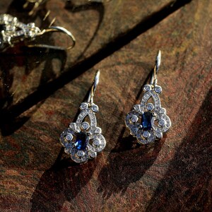 Boucle d'Oreille Hypoallergenisk Virkad Argent Massif 925 Argenté CZ Belle Epoque Petite Goute Blommor Trèfle Bleu Marine Mariage bild 9
