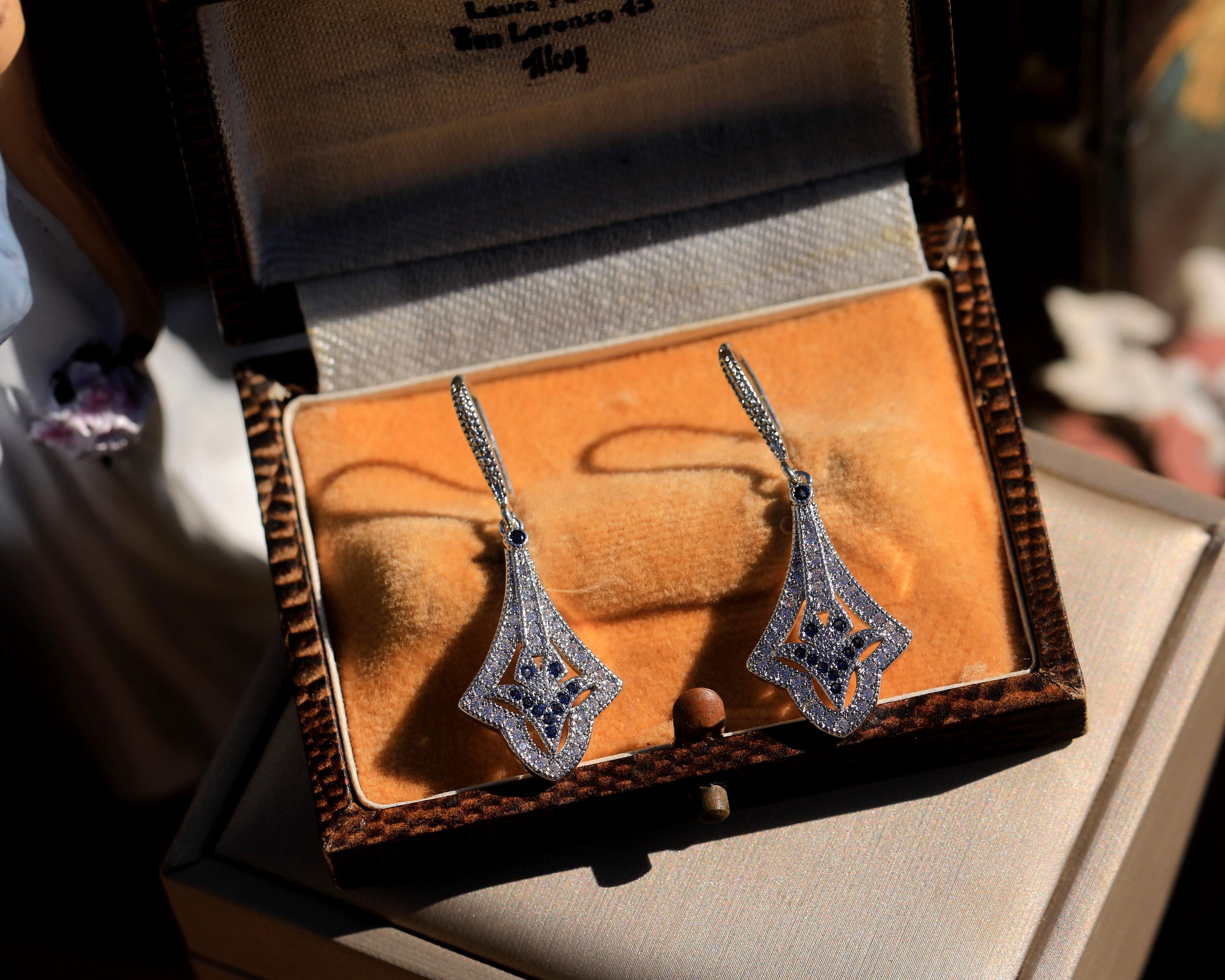 Boucles D'oreilles Pendantes Belle Époque - Crochet Argenté Avec Goutte Sertie De CZ Bleu