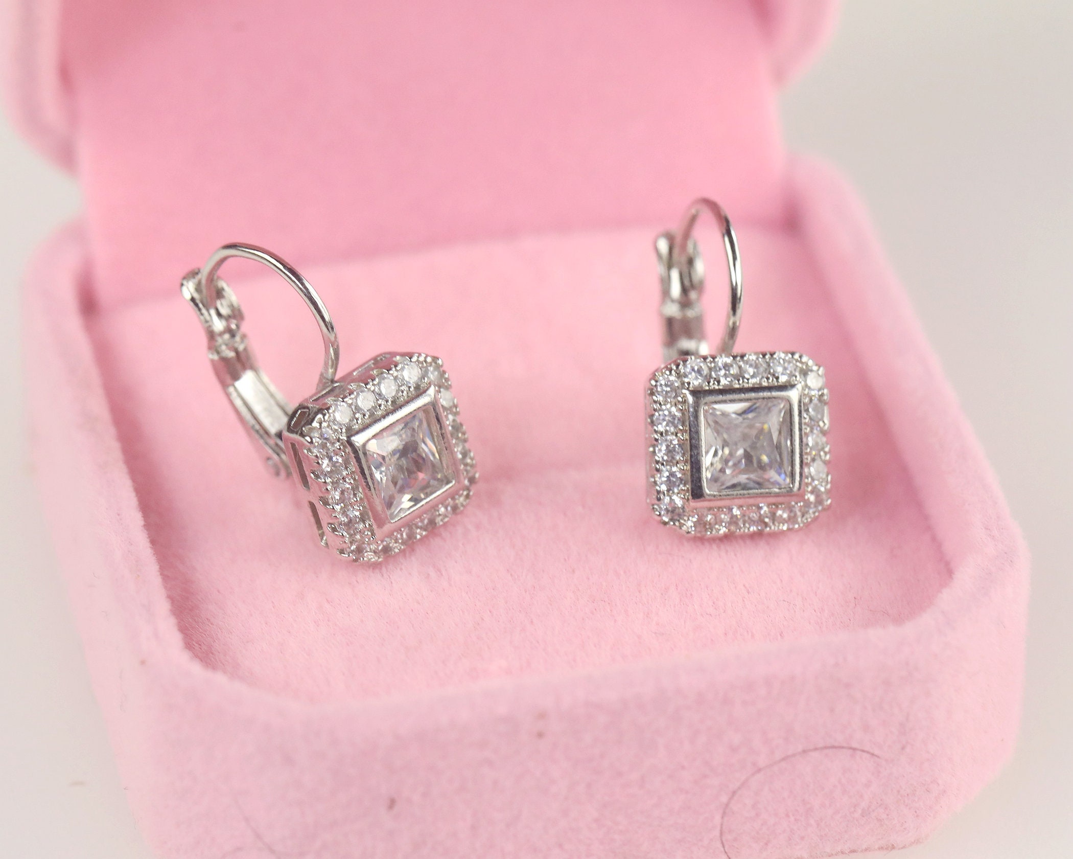 Boucles D'oreilles Dormeuses Style Art Déco - Argenté, Carré Avec CZ Bleu Pâle - Modèle EH5