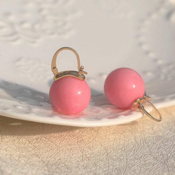 Boucles d'oreilles Art Déco Dormeuse Fausse Perle Acrylique Rose Vif Simple Elegant 16mm Mariage Vintage Style Plaqué 14K  Légère