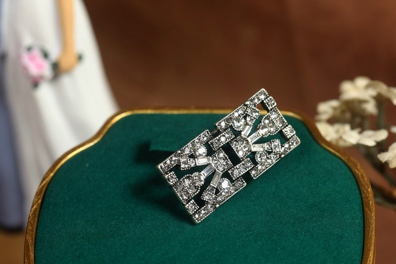 Superbe Broche Art Déco Argenté Géométrique Ovale Rectangle Strass Blanc Vert Emeraude Great Gatsby 1920s Vintage Style Mariage zdjęcie 4