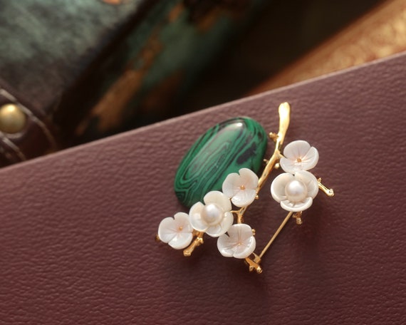 Broche Art Nouveau Dorée - Branche De Fleur Avec Nacre Et Perle Blanche - Neuf (sans Emballage)