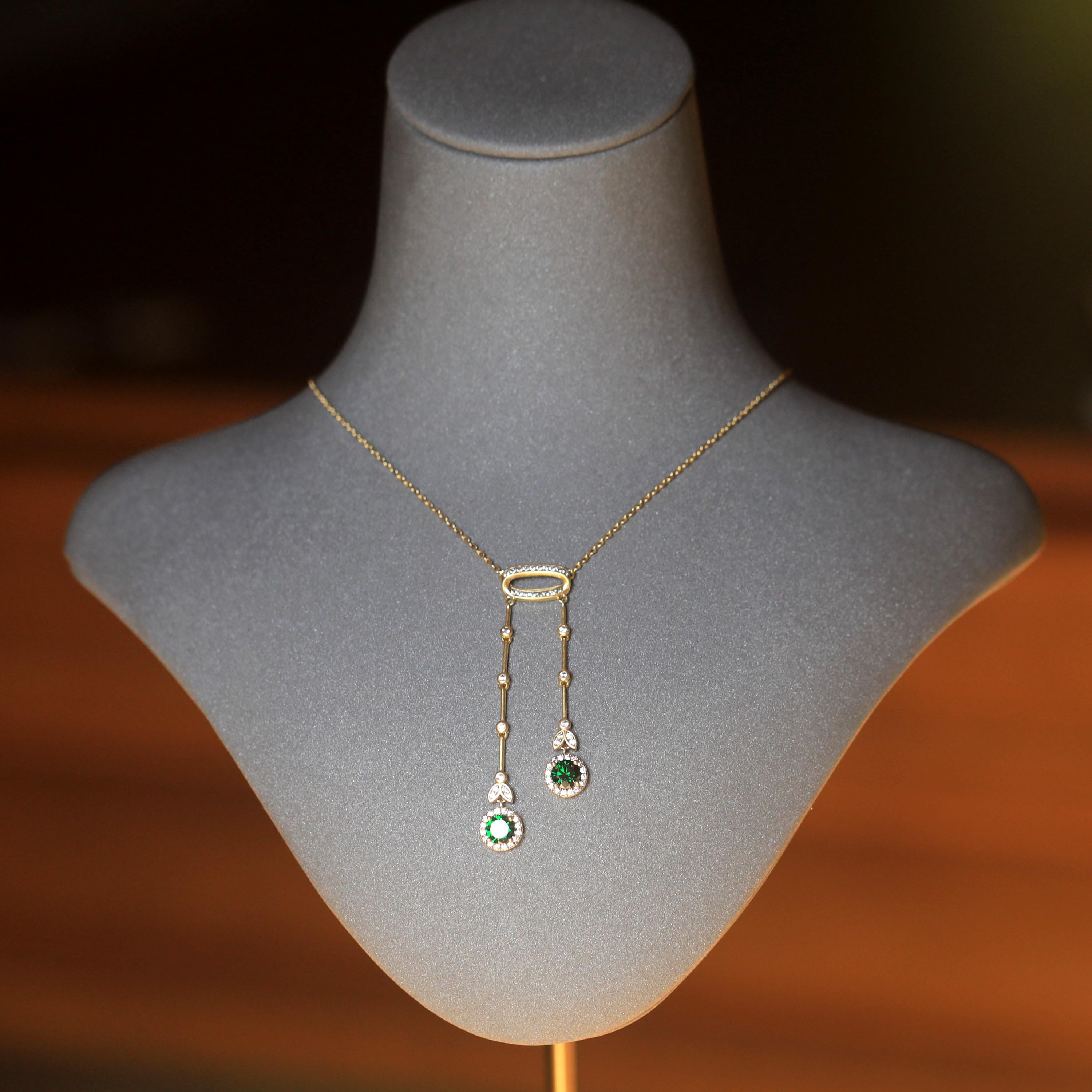 Collier Court Pendentif Doré Mat Style Belle Époque (1890) Avec CZ Vert - Neuf