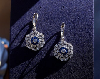 Boucles d'oreilles Belle Epoque Petit Dormeuses Rond Floral Serti CZ Bleu Saphir Discret Vintage Style 1920s Mariage Rhodié Vieilli Légère