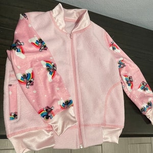 Minnie Mouse Varsity Jacke - Wolken und Regenbogen Varsity Jacke.
