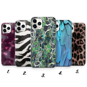 Peut inclure: Cinq étuis de téléphone différents avec des motifs d'imprimés animaliers. Les étuis sont transparents et montrent les objectifs de l'appareil photo du téléphone. Les motifs comprennent de la fourrure rose, des rayures de zèbre, de la peau de serpent verte, des plumes bleues et un imprimé léopard.