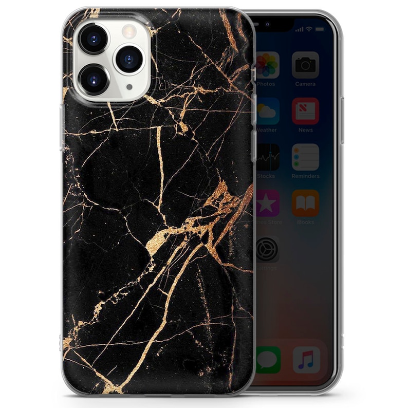 K&ouml;nnte beinhalten: Eine schwarze und goldene Marmor-Handyh&uuml;lle f&uuml;r ein iPhone. Die H&uuml;lle hat eine transparente R&uuml;ckseite und ein schwarzes Marmormuster mit goldenen Adern.