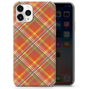 K&ouml;nnte beinhalten: Eine rote, gelbe und blaue karierte Handyh&uuml;lle f&uuml;r ein iPhone 11 Pro. Die H&uuml;lle hat eine transparente R&uuml;ckseite und eine erh&ouml;hte Kamerabuckel.