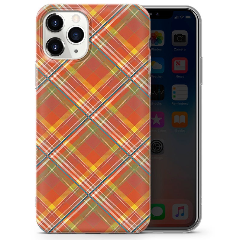 K&ouml;nnte beinhalten: Eine rote, gelbe und blaue karierte Handyh&uuml;lle f&uuml;r ein iPhone 11 Pro. Die H&uuml;lle hat eine transparente R&uuml;ckseite und eine erh&ouml;hte Kamerabuckel.