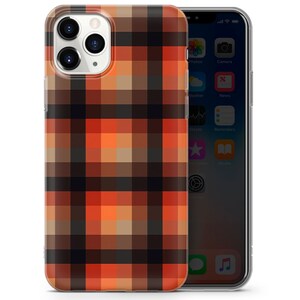 K&ouml;nnte beinhalten: Eine transparente Handyh&uuml;lle mit einem schwarzen, orangefarbenen und braunen Karomuster. Die H&uuml;lle ist f&uuml;r ein iPhone konzipiert.