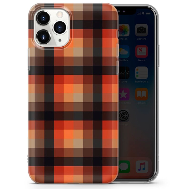 K&ouml;nnte beinhalten: Eine transparente Handyh&uuml;lle mit einem schwarzen, orangefarbenen und braunen Karomuster. Die H&uuml;lle ist f&uuml;r ein iPhone konzipiert.
