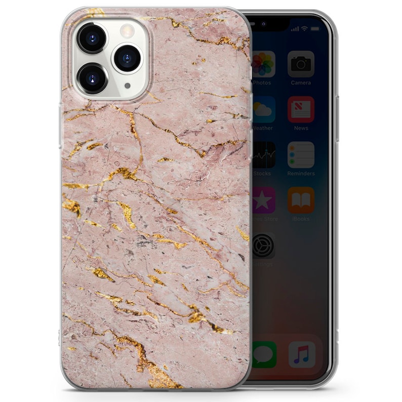 K&ouml;nnte beinhalten: Eine transparente Handyh&uuml;lle mit einem pinkfarbenen und goldenen Marmormuster. Die H&uuml;lle ist f&uuml;r ein iPhone konzipiert.