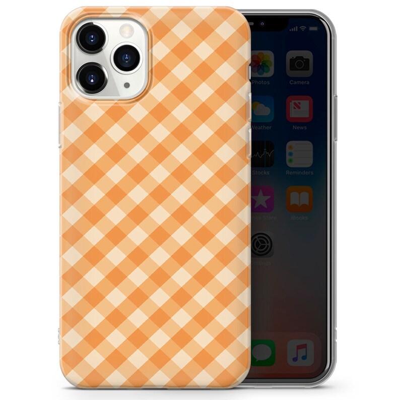 K&ouml;nnte beinhalten: Orangefarbene und wei&szlig;e karierte Handyh&uuml;lle f&uuml;r ein iPhone. Die H&uuml;lle hat ein geometrisches Muster aus Quadraten.