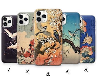 Peut inclure: Cinq étuis pour iPhone différents avec des motifs d'inspiration japonaise. Chaque étui présente une scène différente avec des oiseaux, des fleurs et des branches. Les étuis sont tous transparents et laissent apparaître le design du téléphone.