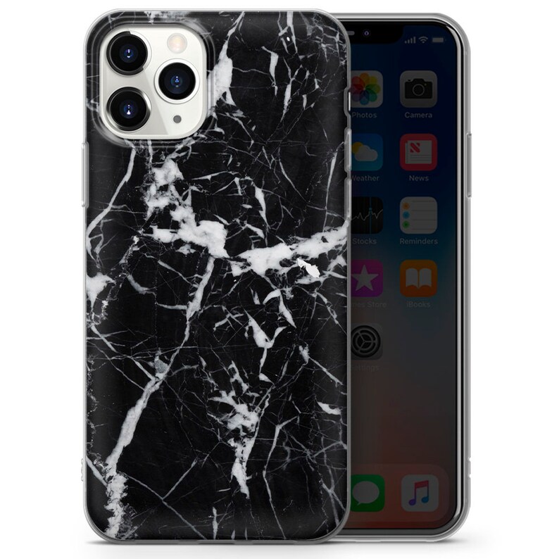 K&ouml;nnte beinhalten: Eine schwarze und wei&szlig;e Marmor-Handyh&uuml;lle f&uuml;r ein iPhone. Die H&uuml;lle ist transparent und zeigt den Bildschirm des Telefons durch die R&uuml;ckseite.
