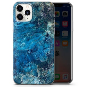 K&ouml;nnte beinhalten: Eine transparente Handyh&uuml;lle mit einem blauen und wei&szlig;en Marmormuster. Die H&uuml;lle ist f&uuml;r ein iPhone konzipiert.