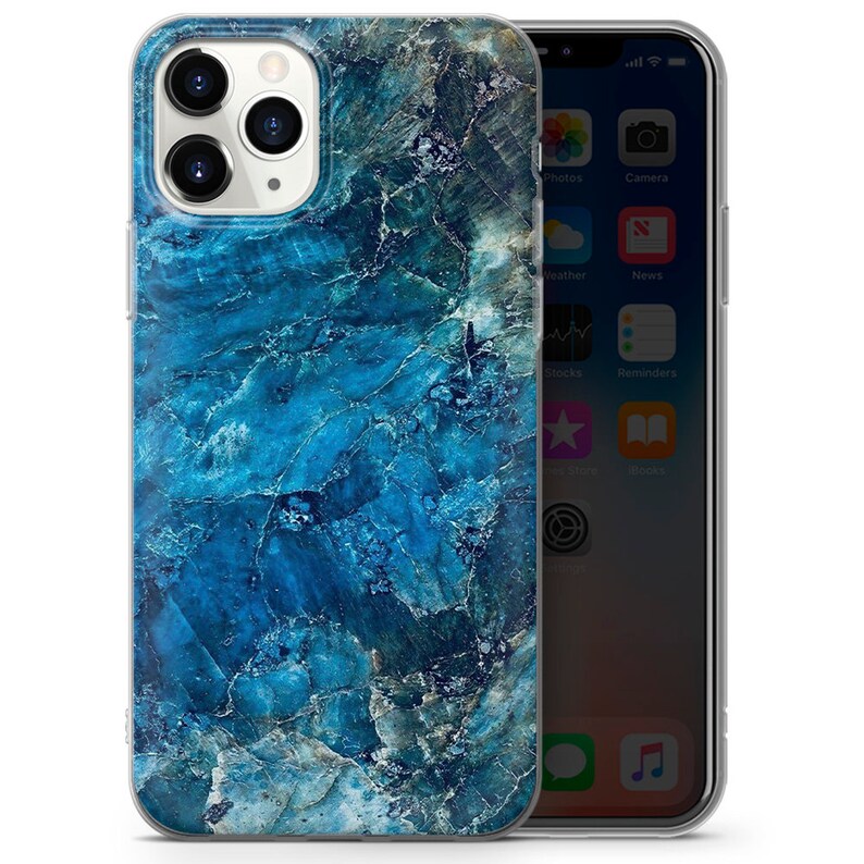 K&ouml;nnte beinhalten: Eine transparente Handyh&uuml;lle mit einem blauen und wei&szlig;en Marmormuster. Die H&uuml;lle ist f&uuml;r ein iPhone konzipiert.