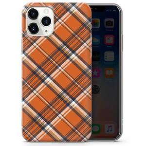 K&ouml;nnte beinhalten: Orange, wei&szlig; und blaues kariertes Handycase f&uuml;r ein iPhone 11 Pro. Das Case hat eine transparente R&uuml;ckseite und eine erh&ouml;hte Kamerabuckel.