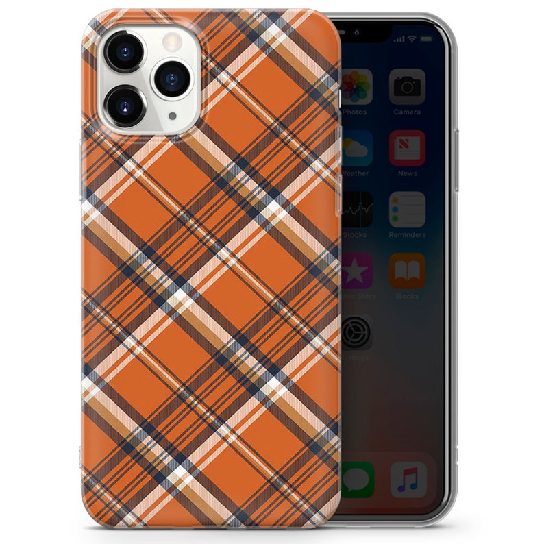K&ouml;nnte beinhalten: Orange, wei&szlig; und blaues kariertes Handycase f&uuml;r ein iPhone 11 Pro. Das Case hat eine transparente R&uuml;ckseite und eine erh&ouml;hte Kamerabuckel.