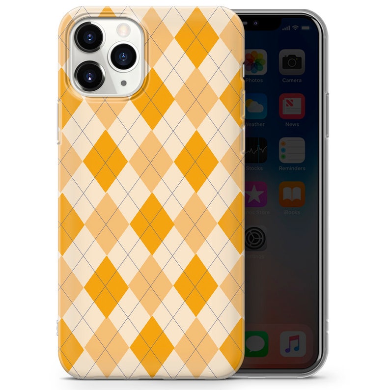 K&ouml;nnte beinhalten: Eine transparente Handyh&uuml;lle mit einem gelben und beigefarbenen Argyle-Muster. Die H&uuml;lle ist f&uuml;r ein iPhone konzipiert.