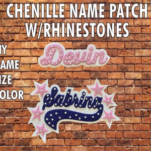 Peut inclure: Deux patchs de nom en chenille avec des strass. Le premier patch est rose et dit "Devin". Le deuxième patch est bleu et dit "Sabrina".