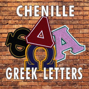 Op de afbeelding: Een verzameling chenille Griekse letters, waaronder een bordeauxrode Delta, een zwarte Sigma, een marineblauwe Omega en een lichtroze Alpha. Het woord CHENILLE staat in het wit bovenaan en GREEK LETTERS staat in het wit onderaan.