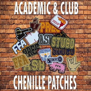 Op de afbeelding: Een verzameling diverse chenille patches met academische en clubthema's, inclusief tekst zoals FFA, STUCO, ASB, NHS en Key Club, naast iconen zoals een hamer, een fakkel, een varken en een handgebaar, gerangschikt in een cluster.