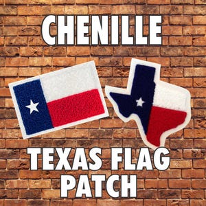 Peut inclure: Écussons chenille du drapeau du Texas, de forme rectangulaire et en forme de Texas. Les écussons présentent les couleurs du drapeau du Texas : bleu, blanc et rouge, avec une étoile blanche. Sur fond de mur de briques.