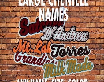 Puede incluir: Una colección de parches de chenilla personalizados con varios nombres como D'Andrea, Torres y Milk Made en diferentes colores y fuentes cursivas. El texto LARGE CHENILLE NAMES y ANY NAME, SIZE, COLOR aparece en letras mayúsculas blancas.