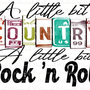 Puede incluir: Un diseño gráfico con el texto "A little bit Country, A little bit Rock 'n Roll" en letras negras. El texto "COUNTRY" está formado por letras individuales que parecen placas de matrícula vintage con un efecto acuarela.