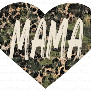Op de afbeelding: Een hartvormig ontwerp met een camouflagepatroon in tinten groen, bruin en zwart. Het woord "MAMA" staat in het wit over het midden van het hart.