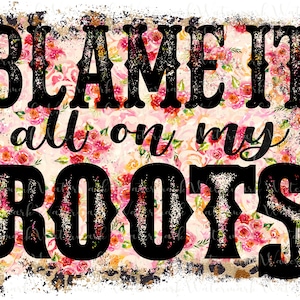 Op de afbeelding: Zwarte en witte grafische tekst op een roze bloemenachtergrond. De tekst luidt "Blame it all on my roots".