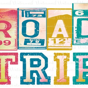 Może przedstawiać: Kolorowy projekt graficzny ze słowami "ROAD TRIP" w stylu vintage. Litery są zaprojektowane tak, aby wyglądały jak stare tablice rejestracyjne z różnymi stanami i numerami.