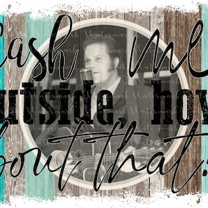 Könnte beinhalten: Schwarzweißfoto von Johnny Cash mit einer Gitarre auf seinem Schoß. Das Foto ist in einem Kreis mit Holzmaserung im Hintergrund. Der Text "Cash and me outside, how bout that!" ist in schwarzer Kursivschrift geschrieben.